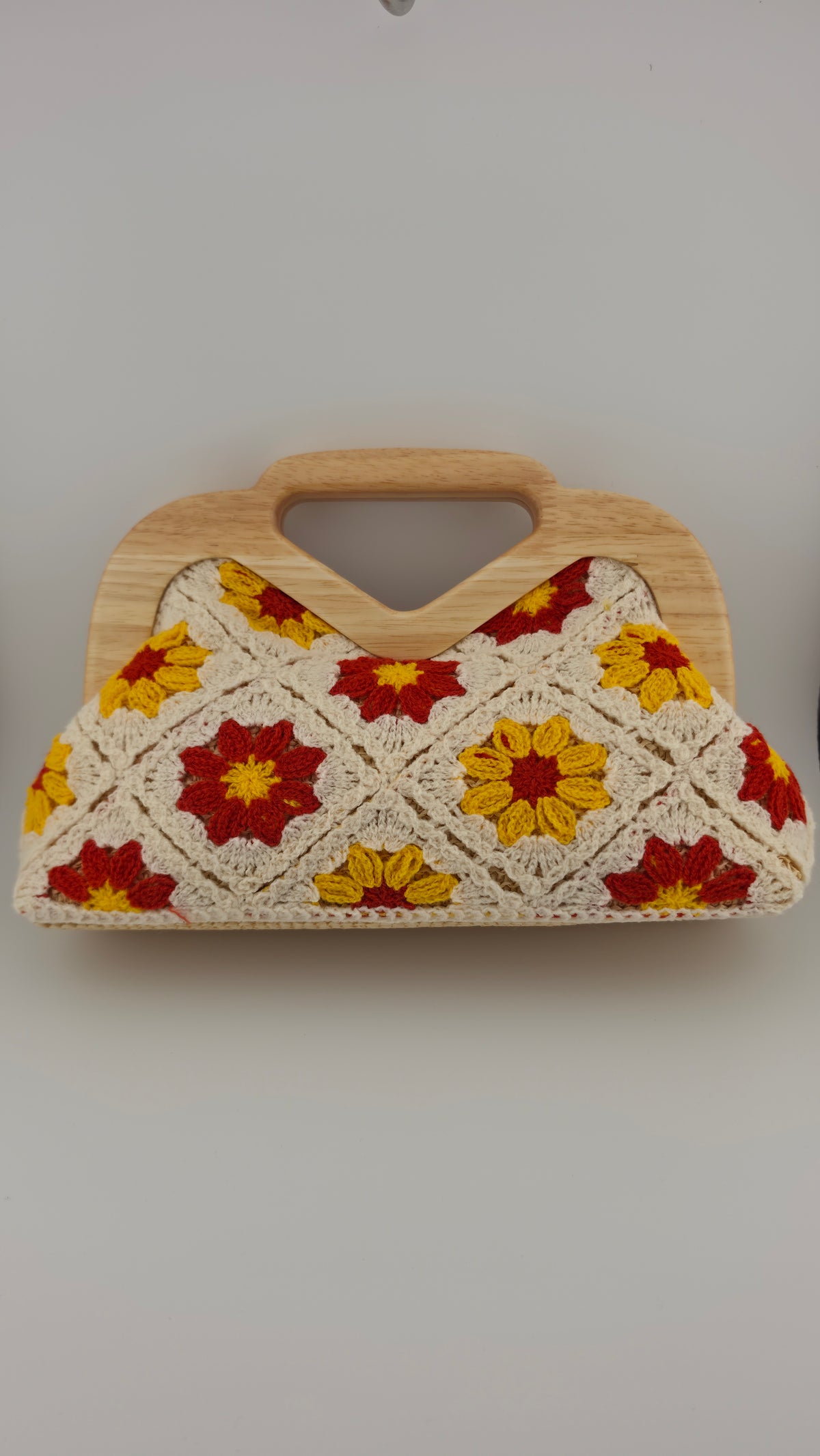 Rosi – Häkeltasche mit Blumenmuster und Holzgriff