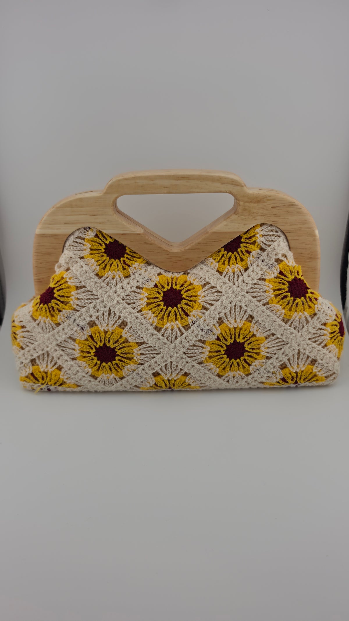Rosi – Häkeltasche mit Blumenmuster und Holzgriff