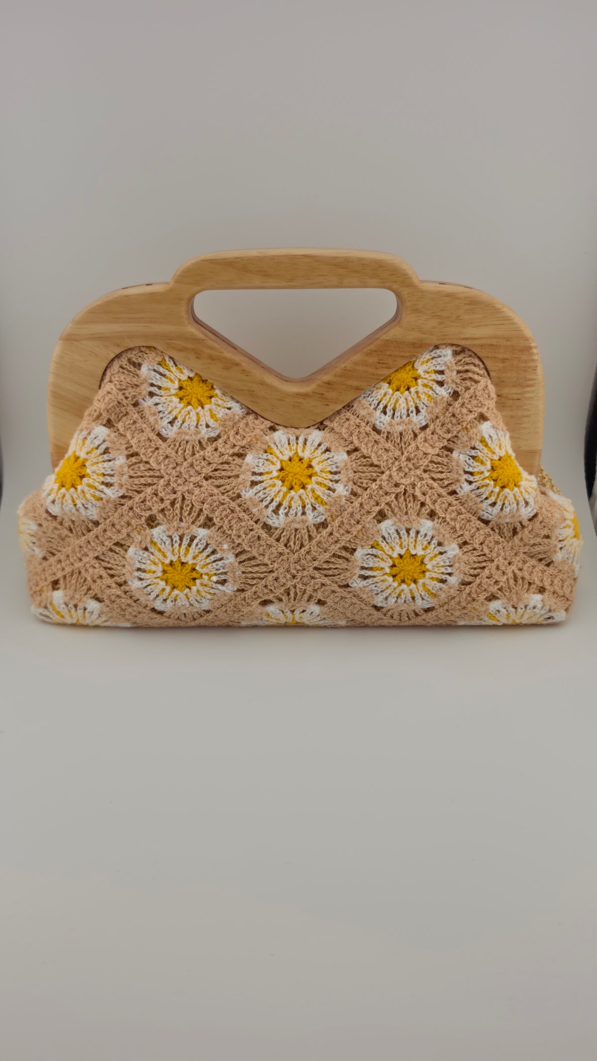 Rosi – Häkeltasche mit Blumenmuster und Holzgriff