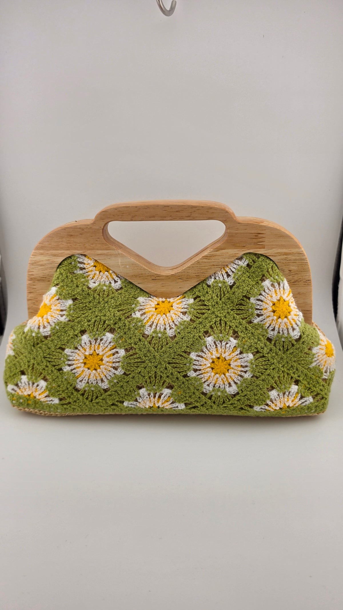 Rosi – Häkeltasche mit Blumenmuster und Holzgriff