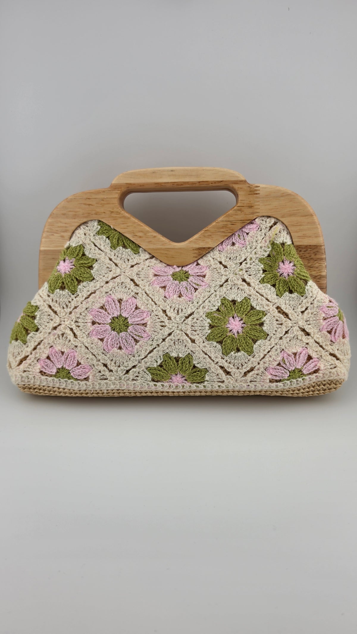 Rosi – Häkeltasche mit Blumenmuster und Holzgriff